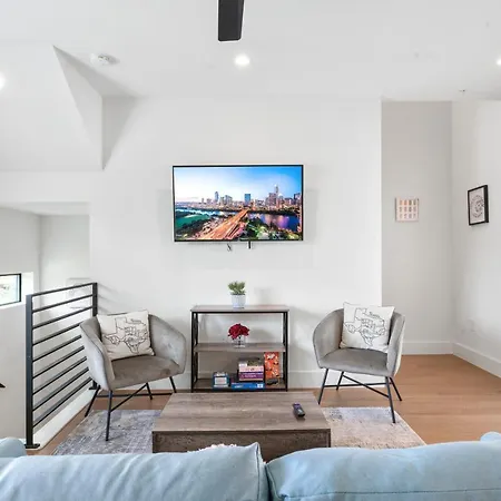 Luxe East Downtown 3Br Condo, Walk To Bars, Restaurants, Shops